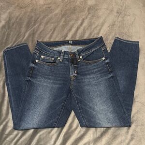 GAP Women's Curvy, True Skinny jeans. Dark indigo, size 27
